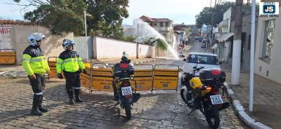 Adutora de gua rompe, gera interdio de via e pode comprometer o abastecimento em Guaxup