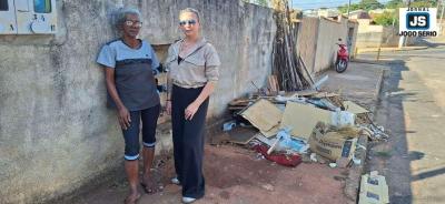 Impasse entre moradores e o poder pblico quanto  retirada de entulhos da calada de residncia em Guaxup