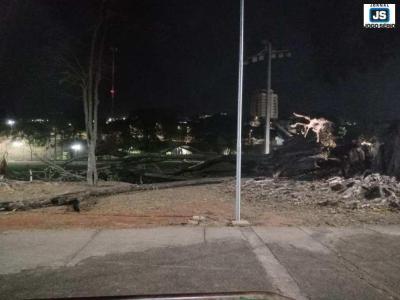 Vendaval assusta a populao e causa estragos em Guaxup e regio