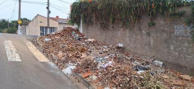 Moradores do Agenor de Lima denunciam descarte clandestino de lixo em calada 