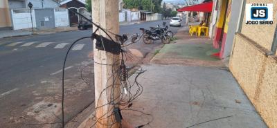 Fiao irregular na Rua Dona Delfina coloca cidados em risco e gera insatisfao