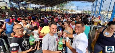 Lderes comunitrios entram para a histria com a confeco do maior bolo j servido gratuitamente em Guaxup