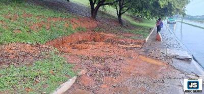 Falta de cabines em pontos de nibus prejudica usurios com dia chuva na cidade de Guaxup