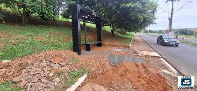 Prefeitura inicia a instalao de abrigo em ponto de nibus onde passageiros tomaram chuva semana passada