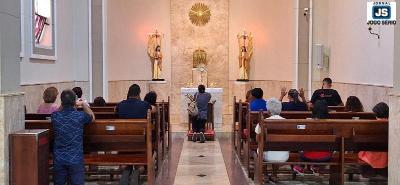 Cristos participam do ritual de 