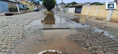 Problemas repentinos com tubulaes resultam em alagamentos na cidade de Guaxup