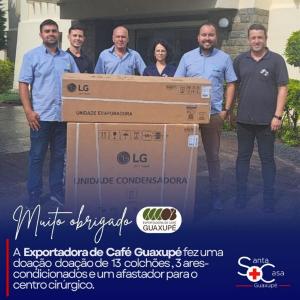Diretoria da Exportadora de Caf Guaxup doa equipamentos para a Santa Casa