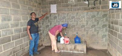Usurios de mina com gua natural no Catetos temem perder acesso ao local por conta da venda de lotes particulares
