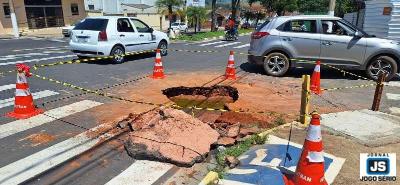 Copasa responde sobre buraco causado por vazamento em plena Grande Avenida