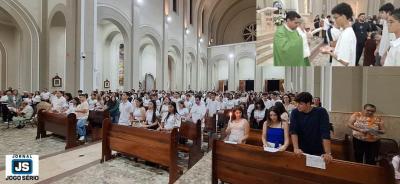 Catlicos celebram rituais da Primeira Eucaristia e Renovao do Batismo