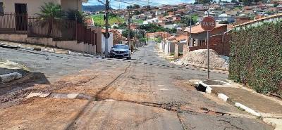 Moradores reclamam de buracos e pedem melhoria  sinalizao de cruzamento no Recreio dos Bandeirantes 