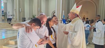 Realizado, na Catedral de Guaxup, o sacramento da Crisma com mais de cem participantes