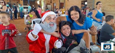 Famlias, assistidos e amigos da EQUO ESPAO em plena confraternizao de Natal