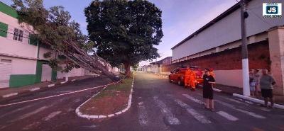 Falta de luz eltrica em quarteires do Jardim Angola completa vinte e quatro horas aps tempestade com raios