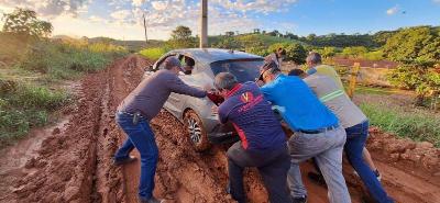 Estrada que leva moradores das Chcaras da Mata  cidade continua intransitvel em dias de chuva