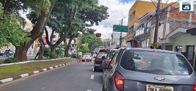 Servidores pblicos atendem demanda em cruzamento da rea central de Guaxup