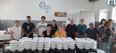 Servos de Maria e parceiros distribuem refeio natalina no Centro Esprita Unio, Amor e Humildade