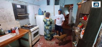 Famlia carente pede ajuda ao Carlo, que visita o local com Peixo, do Exrcito do Bem, em busca de soluo