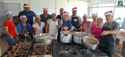 Abnegados cumprem, mais uma vez, a tradio de dcadas do almoo natalino no Lar So Vicente de Guaxup