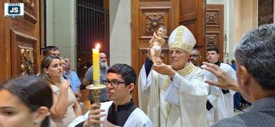 Dom Lanza emociona os fiis ao percorrer a Igreja com a imagem do Menino Jesus