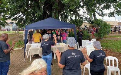 Religiosos ofertam refeio especial e evangelizao na Praa da Santa Cruz