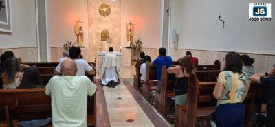 Exposio do Santssimo Sacramento leva fiis  orao na Catedral de Guaxup