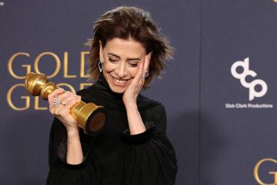 Atriz Fernanda Torres leva Globo de Ouro por atuao em 