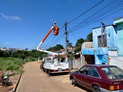 Servidores pblicos atendem demandas de substituio de lmpadas em Guaxup