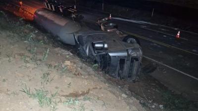 Caminhoneiro de 23 anos fica gravemente ferido aps sinistro na rodovia de Passos