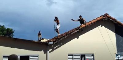 Em fuga, rapaz percorre telhados no Catetos e somente  capturado aps PM usar arma no letal