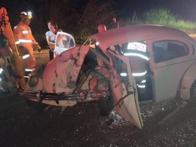 Coliso entre veculos deixa motorista ferido na rodovia Guaxup-Passos