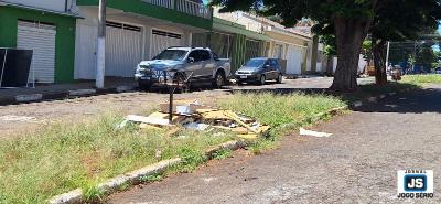 Comunidade reclama de descarte irregular de lixo e pede caambas na Rua Padre Jos Elias
