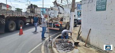 Operrios desentopem bueiros aps evanglicos ficarem 