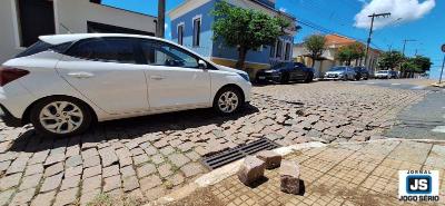 Paraleleppedos soltos oferecem risco  segurana em pontos distintos de Guaxup