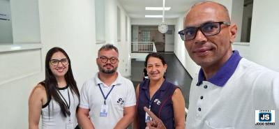 Equipe explica os procedimentos e as normas para visitaes a pacientes do Hospital de Guaxup 