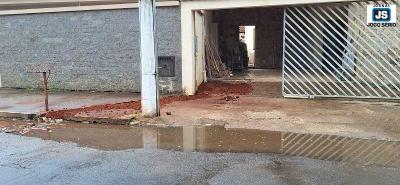 Moradores sofrem em locais ainda sem sistema de escoamento de gua pluvial