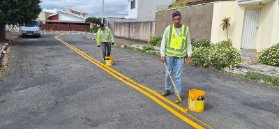 Setor de trnsito da Prefeitura d manuteno em vias pblicas do Parque das Orqudeas