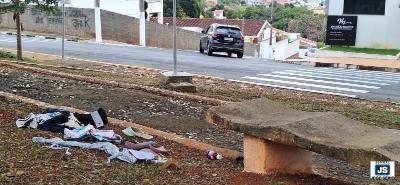 Poder pblico d manuteno  Praa dos Estudantes, mas frequentadores sujam tudo de novo