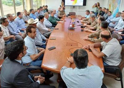 Dirigentes da Cooxup recebem polticos e foras de segurana para defenderem a zona rural