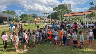 PMs e Bombeiros realizam atividade ldica com 200 crianas no Parque Mogiana