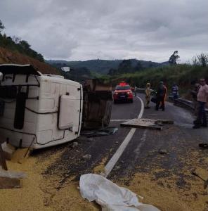 Mais um trabalhador coloca a vida em risco aps tombamento de carreta entre Guaxup e So Pedro da Unio