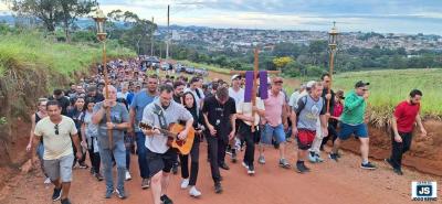 Religiosos participam da caminhada penitencial entre a Catedral e o Morro Agudo em sacrifcio e devoo a Jesus Cristo