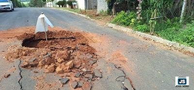 Buraco deixa rua das Chcaras Recreio Campestre intransitvel