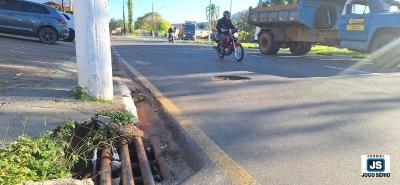 Guaxupeanos apontam risco de acidente por conta de buraco em via pblica