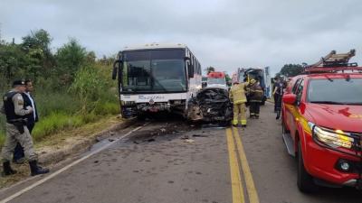 HOJE: Grave coliso entre carro e nibus deixa um morto e trs feridos na rodovia de Muzambinho