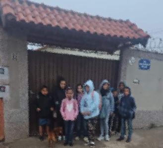 Chuva, frio e protesto novamente no Vale Verde por falta de abrigos adequados nos pontos de nibus 