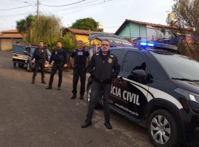 Policiais civis cumprem mandado, capturam autor de crime, apreendem entorpecentes e dinheiro