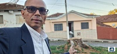 Solicitada pelo vereador Carlo, rvore condenada  retirada da Avenida Dona Mariana 