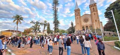 Catlicos participam das celebraes de Corpus Christi