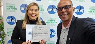 Reitora do Unifeg recebe Moo de Aplauso ofertada pelo vereador Carlo, do Jornal JOGO SRIO 